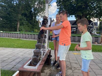 kinderen spelen in baggerpraktijktuin