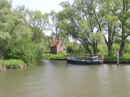 rondvaartboot in het water