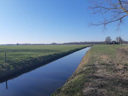 Water en dijk bij Lampenbroek