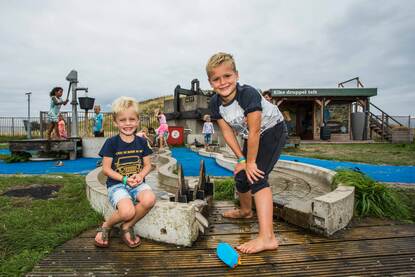 kinderen spelend bij het keringhuis