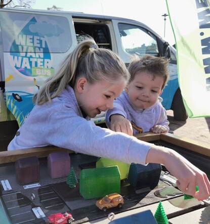 kinderen spelen met klimaattafel
