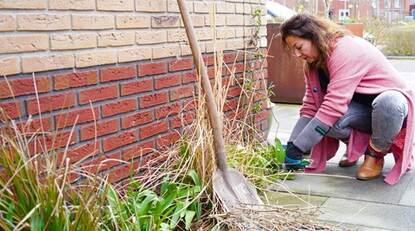 vrouw legt geveltuin aan