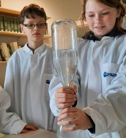 kinderen in het waterlab van Amelander museum