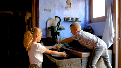 kinderen spelen in zuiderzeemuseum